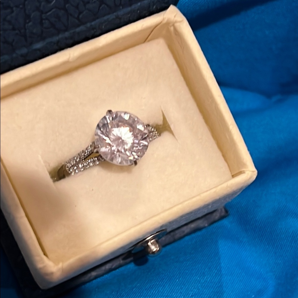 Elegant Silver and White Ring with Sparkling Accents